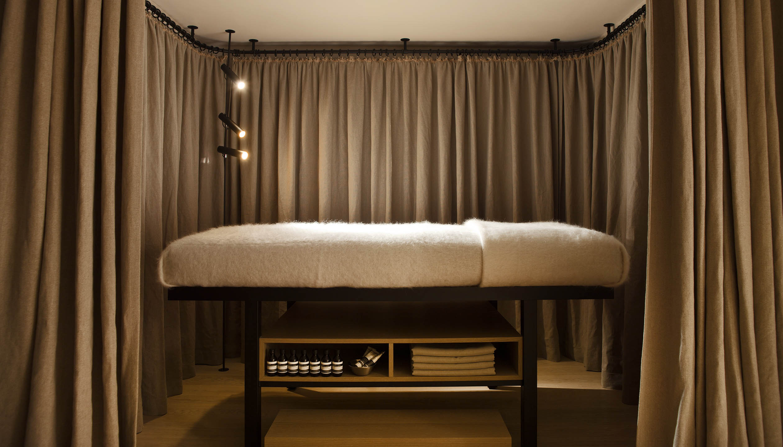 美容院資產頂讓太子總投資額約$1,500,000優良商譽已有生意基礎完善系統穩定格局寬敞有利發揮業務潛能生意資產轉讓特許經營及加盟資料