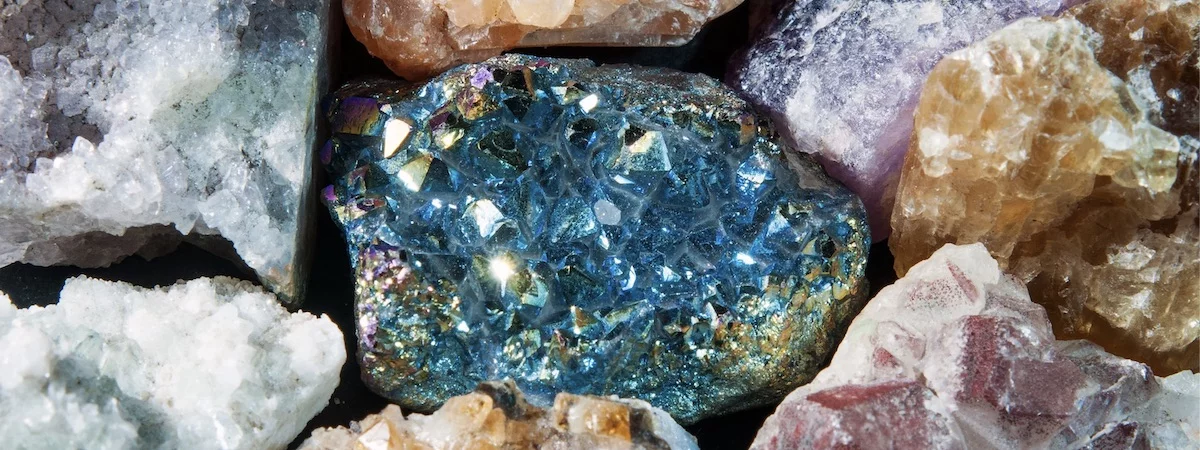 網上水晶店生意轉讓利潤約$1,502,200九龍恰當租金近民生區成立約7年約4,800呎約20,000客底另計存貨約$2000萬退休放盤特許經營及加盟資料